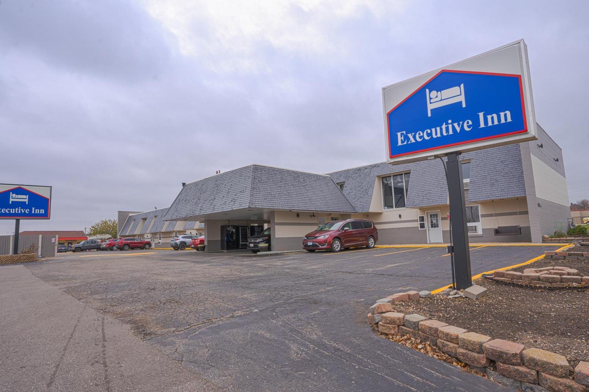 Executive Inn By Belvilla Owatonna Hwy 35 Exterior photo